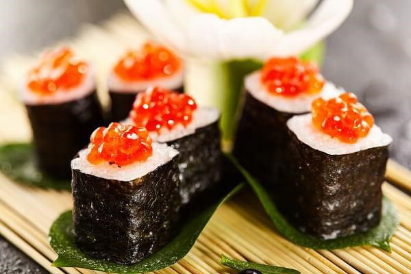 Sushi Trứng Cá Hồi